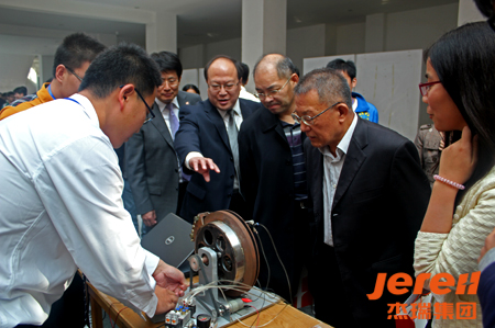 活动大赛现场,相关领导同参赛学生交流