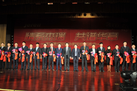 孙伟杰董事长、王坤晓总裁与2012年度“金钥匙奖”员工合影